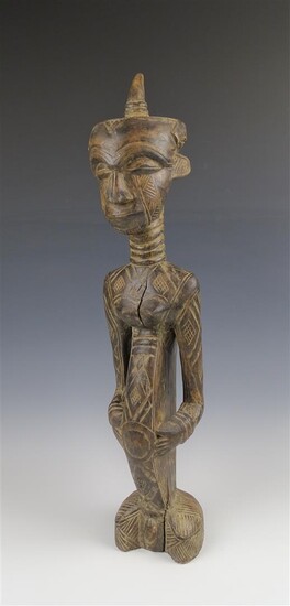 (-), Afrikaans houten beeld, versierd met kerfsneden in...