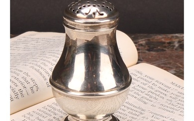 An early George II silver pounce pot, 6.5cm high, 1729, 35g