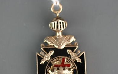An impressive yellow metal and enamelled Knights Templar pendant with hinged back panel, tested minimum 9ct gold, H. 4cm.