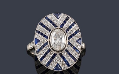Anillo con diamantes talla brillante y oval con zafiros calibrados sobre montura de platino.