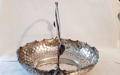 Antique silver hammered large oval fruit basket with handle. (1) - .800 silver - Germany - First half 19th century