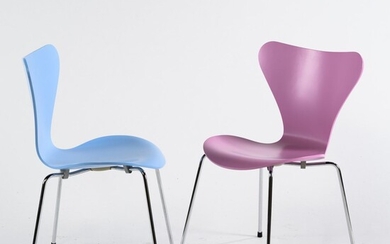 Arne Jacobsen, 2 chaises empilables '3107', 1955, H. 79 x 50 x 50 cm. Fabriquées...