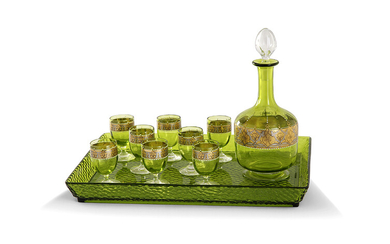 BACCARAT Service liqueur en verre teint vert comprenant une carafe,...