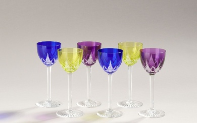BACCARAT Suite de 6 verres à vin blanc en cristal coloré. Signés sous les pieds...