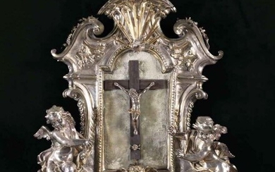 BÉNITIER EN ARGENT XVIIIe siècleArgent partiellement doré ; palissandrePetit accidentH. 45 cm, L. 32,5 cm,...