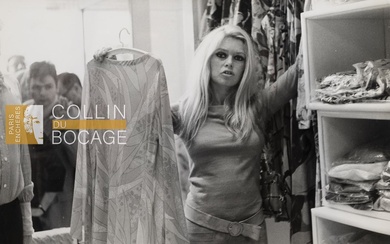 BRIGITTE BARDOT Brigitte Bardot dans un magasin essayant des robes. Tirage argentique d'époque. 1967 30...