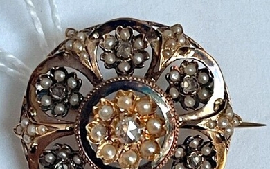 BROCHE ronde or, petit diamant taille ancienne central et demi-perles poids 6 g diam 28...