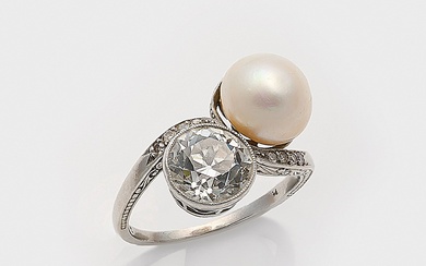 Bague en diamant Art Nouveau "Toi et Moi" avec perle d'Orient en platine. Sertie d'un...