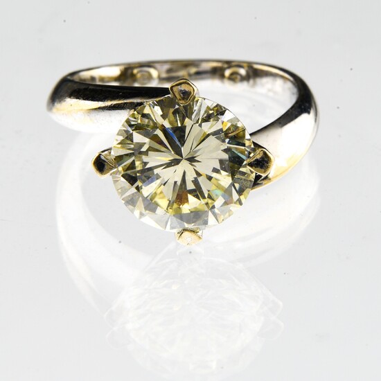 Bague solitaire En or blanc 750 millièmes, sertie d'un diamant taille brillant jaune pensant environ...