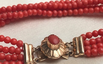 Beautiful antique red coral bracelet <br>14 karat yellow gold clasp,...