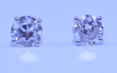 Boucles d'oreille-solitaire or blanc 18ct. (poinçon 750) avec 2 diamants chaque 0.75ct. en totale 1.50ct....