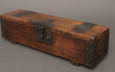 Box - Wood, metal - Samurai - Keyaki hardwood travel safe with original hardware and key with family crest "mon". - Japan - Bakumatsu period (1853-1867)