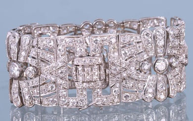 Bracelet articulé circa 1930 En platine (850‰) serti de diamants, 3 pierres principales pesant chacune...
