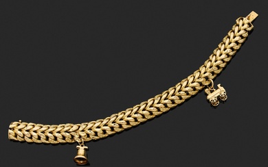 Bracelet en or jaune 18K à maille stylisée orné de deux breloques représentant une cloche...