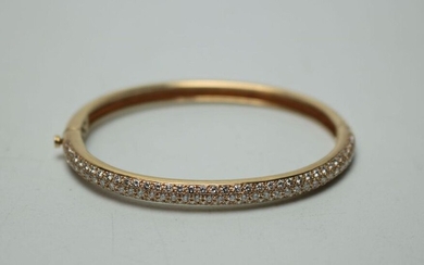 Bracelet jonc ouvrant en or jaune serti d'un pavage de diamants. Poids brut : 25.8 g / L. intérieur 58 mm