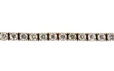 Bracelet ligne en or gris 9 Kt orné de - 55 diamants totalisant environ 2,75...