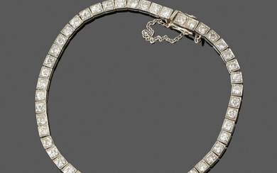Bracelet ligne souple. En platine, les maillons carrés entièrement sertis de 50 diamants taille brillant....