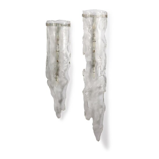 CARLO NASON (NÉ EN 1936) & MAZZEGA (ÉDITEUR) Paires d'appliques stalactites, circa 1960, en verre translucide bombé et découpé,...