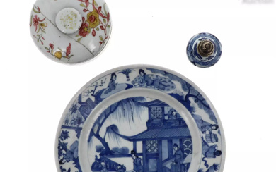 CHINE, XVIIIe siècle Ensemble de trois pièces en porcelaine