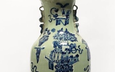 CHINE XX ème Vase balustre en porcelaine...