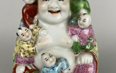 CHINE, XXe. Statuette de Budai assis en porcelaine polychrome, entouré de cinq enfants. 16 x...
