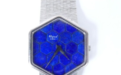 CHOPARD. MONTRE en or blanc 750°/°°. Fond bleu en Lapis Lazulli (30x32). Bracelet ruban en...
