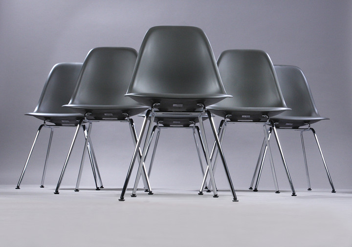 Charles Eames. A set of six shell chairs, model DSX, colour basalt. (6)
