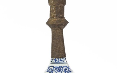 Chine, Epoque Jiajing (1522-1566) Vase en porcelaine à décor en émaux bleu-blanc de poissons et...