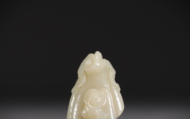 Chine - Pendentif en Jade blanc sculpté en forme de fruit surmonté d'un jeune enfant....
