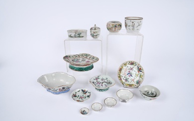 Chine, fin XIXe siècle. Lot de 16 petites porcelaines famille rose, comprenant : quatre coupes...