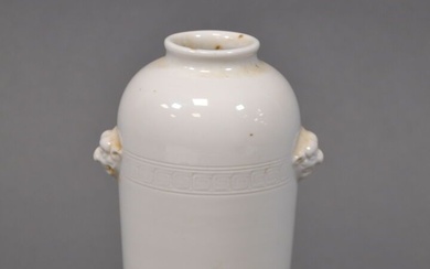 Chine, période Transition, XVIIe siècle Petit vase de forme oblongue en porcelaine blanc de chine,...