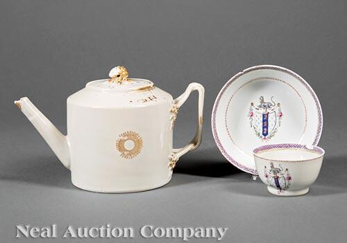 Chinese Export Porcelain Covered Teapot