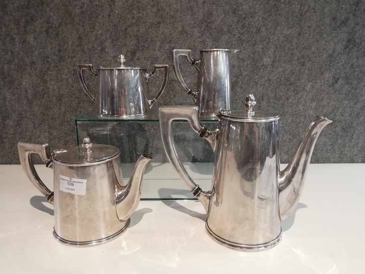 Christofle, service à thé et café en métal argenté composé d’une cafetière, une théière, un...