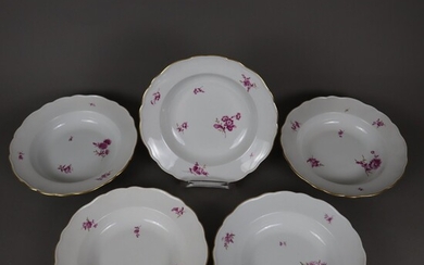 Cinq assiettes à soupe - Meissen, forme "Neuer Ausschnitt", porcelaine, peinture florale pourpre avec accents...