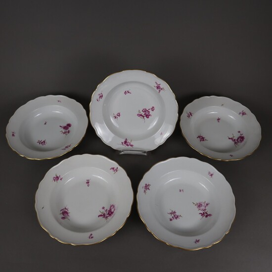 Cinq assiettes à soupe - Meissen, forme "Neuer Ausschnitt", porcelaine, peinture florale pourpre avec accents...