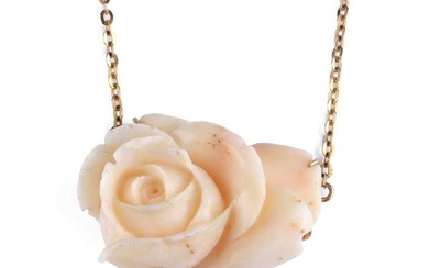 Collana in oro rosa con fiore centrale