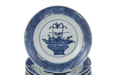 Collection de 6 assiettes en porcelaine, Chine, XVIIIe s., décor en bleu de panier de fleurs entouré de double cercles, marli orné de fle