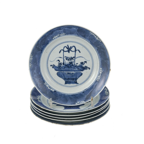 Collection de 6 assiettes en porcelaine, Chine, XVIIIe s., décor en bleu de panier de fleurs entouré de double cercles, marli orné de fle