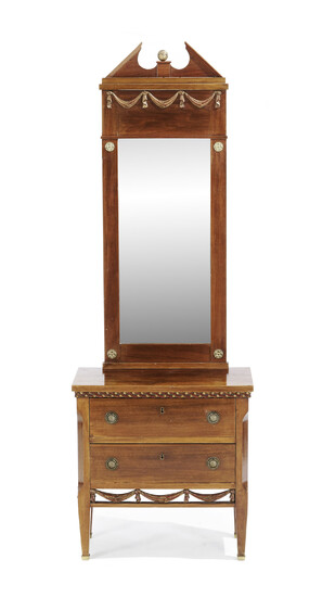 Commode et son miroir de style Néoclassique, Angleterre, XXe s., en placage d'acajou, à décor de draperies