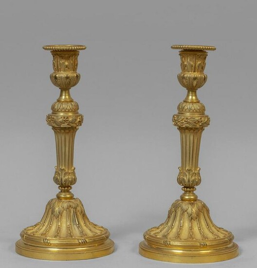 Coppia di candelieri in stile Luigi XVI in bronzo