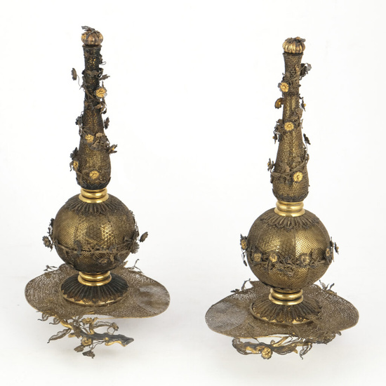 Coppia di eleganti bottiglie in argento dorato, probabilmente manifattura orientale, XIX secolo