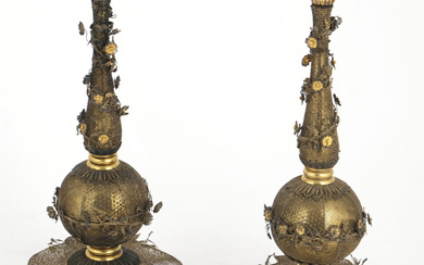 Coppia di eleganti bottiglie in argento dorato, probabilmente manifattura orientale, XIX secolo