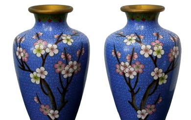 Coppia di vasi cloisonne a sfondo blu con fiori di pesco e decori dorati