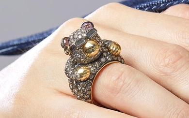 DE GRISOGONO BAGUE "COOL BEAR" A diamond, pink sapphire and 18K yellow gold "Cool Bear" ring, by De GRISOGONO. Signed DE GRISOGONO,...