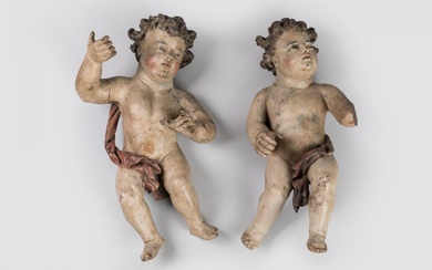 Deux ANGES en bois sculpté polychrome. Époque XVIIème siècle. H. 52 et 54 cm. Petits accidents et manques.