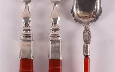 Deux fourchettes en argent avec des manches en agate, 19ème siècle. longueur 16 cm. Voici...