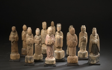 Douze statuettes de dignitaires en bois sculpté Chine, XVIIe siècle Représentés debout sur une base,...