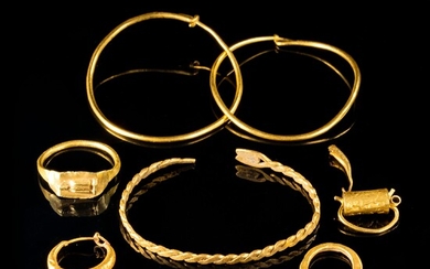 *ENSEMBLE en or, composé de trois bracelets, une bague, des éléments de parure. Poids total...