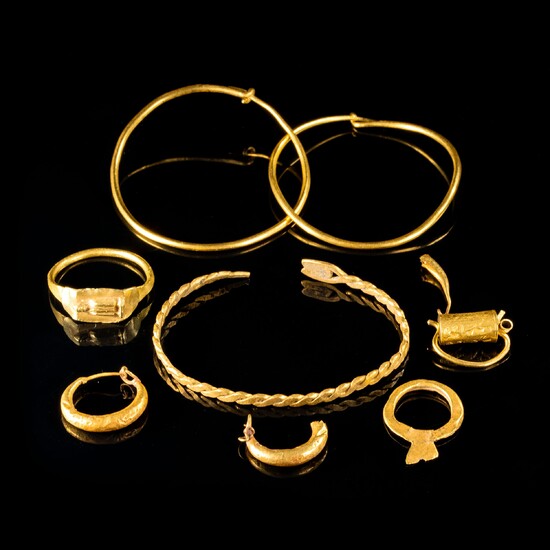 *ENSEMBLE en or, composé de trois bracelets, une bague, des éléments de parure. Poids total...