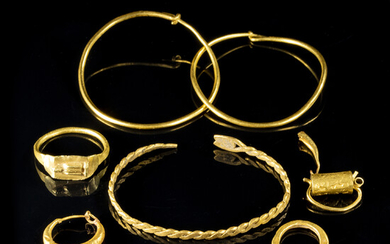 *ENSEMBLE-en or, composé de trois bracelets, une bague,...